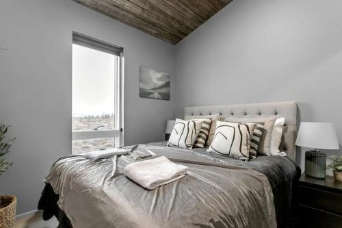 Postel nebo postele na pokoji v ubytování Venture Vacations - Luxury Log Home with a Hot Tub