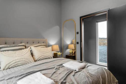 Ein Bett oder Betten in einem Zimmer der Unterkunft Luxury Log Home with a Hot Tub