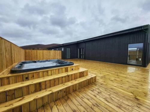 Galeriebild der Unterkunft Luxury Log Home with a Hot Tub in Selfoss