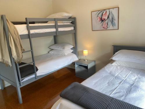 En eller flere senge i et værelse på Baringa Cottage