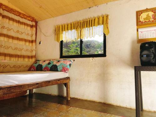 um quarto com um sofá e uma janela em TINA TRANSIENT HOME em Nasugbu