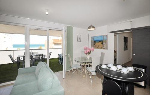 un salon avec un canapé et une table dans l'établissement Cozy Apartment In Canet En Roussillon, à Canet