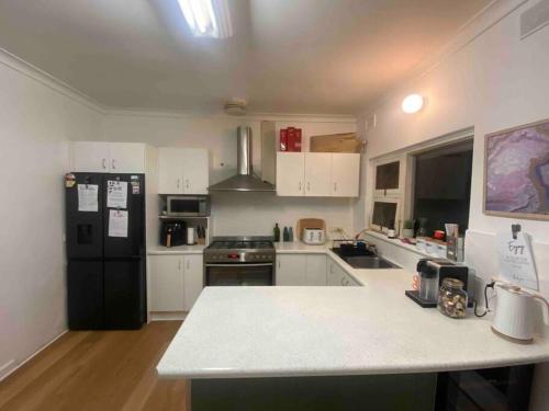 A cozinha ou kitchenette de Holiday home in Torrens Park