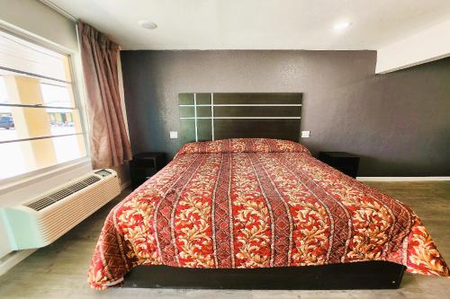 Un pat sau paturi într-o cameră la Travel Inn by OYO, Hwy 80 - Jackson