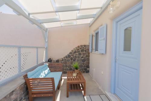 Bazén v ubytování Sunrise Apartment Santorini nebo v jeho okolí