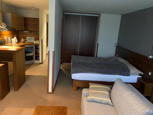 1 dormitorio pequeño con 1 cama y cocina en Glass House Kosice, en Košice