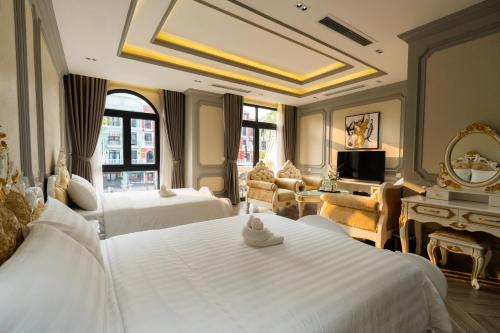 una habitación de hotel con 2 camas y un piano en LeeVi Homestay - Coffee - Milktea, en Phu Quoc