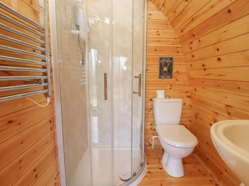 Elm 4 في برودواي: حمام مع مرحاض ودش ومغسلة