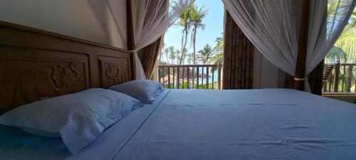 Un pat sau paturi într-o cameră la Maison D'hotes Sanda Beach
