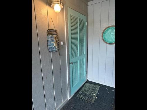 默特爾海灘的住宿－Sea Grove Condo，门上装有罐子的房子
