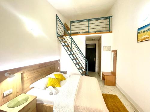 Un dormitorio con una cama con almohadas amarillas y una escalera en Guest House-MD, en Bar