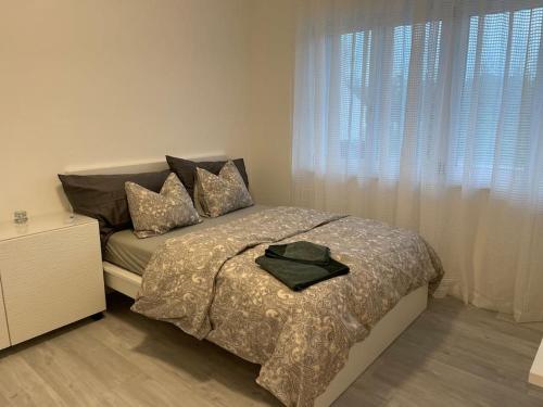 1 dormitorio con 1 cama con sombrero en Studio in neuem EFH (2023) en Elsau