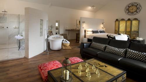 - un salon avec un canapé et une chambre dans l'établissement The Villa, à Morpeth