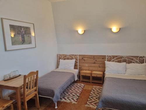 Giường trong phòng chung tại Hotelik ze śniadaniami "KUR" Myszyniec-Kurpie