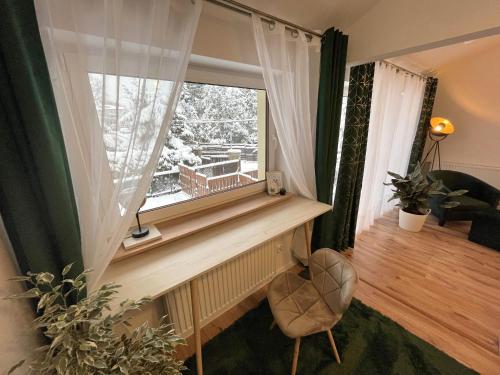 un soggiorno con finestra e sedia di Włodarska 11 a Cracovia