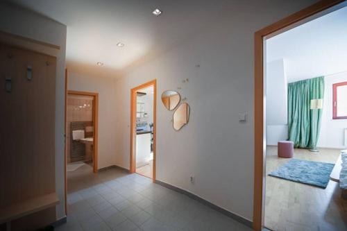 奧洛穆茨的住宿－V CENTRU dění，一间设有走廊的客房,墙上设有镜子