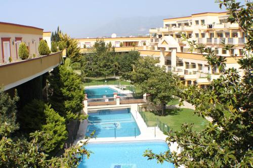 una vista aérea de un hotel con piscina en Romana Playa, en Marbella