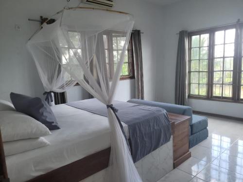 um quarto com uma cama e uma rede mosquiteira em Sea and sun em Cidade de Nacala