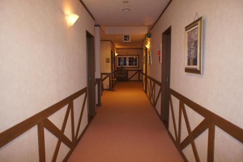 a hallway in a hospital with a hallway at Landhaus Dancru Netz in Hakuba
