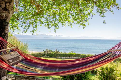 KhránoiにあるΌνειρο Dreamの海の横の木掛け