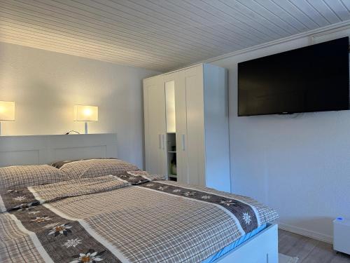 um quarto com 2 camas e uma televisão de ecrã plano em Jonnys Paradisli em Reams