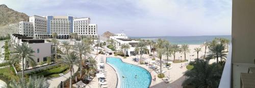 uma vista aérea de um resort com uma piscina em Three Bedroom Apartment at Address Residence Fujairah em Sharm