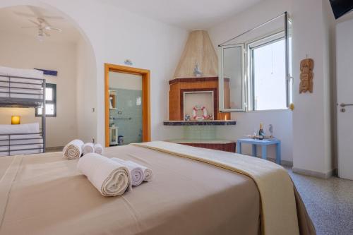 ein Schlafzimmer mit einem großen Bett mit Handtüchern darauf in der Unterkunft Residenza Acquamarina Vista Mare in Porto Cesareo
