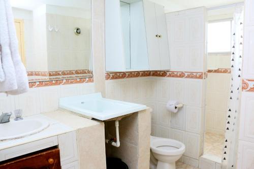 een witte badkamer met een wastafel en een toilet bij Apartment in Cartagena Ocean Front num1C5 in Cartagena