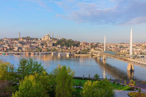 eine Brücke über einen Fluss neben einer Stadt in der Unterkunft Csk The Halich Port İstanbul in Istanbul