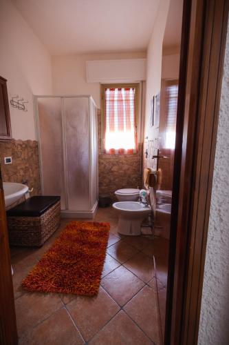 a bathroom with a toilet and a tub and a sink at B&B Da Annalisa in Marsala