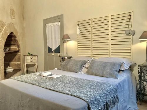 une chambre avec un grand lit avec une grande tête de lit dans l'établissement Truffle, à Sarlat-la-Canéda