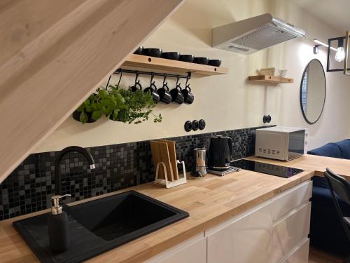 a kitchen with a sink and a counter at Pensjonat Dom Latarnika in Grzybowo