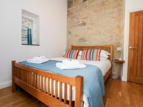 sypialnia z łóżkiem z ręcznikami w obiekcie Leghorn w mieście St Austell