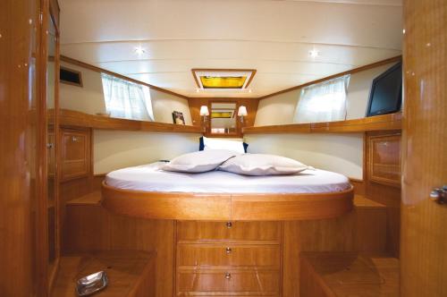 a small bed in the middle of a boat at NIGHT ON BOARD in La Maddalena