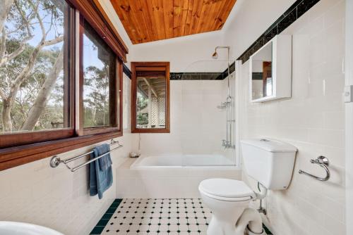 baño con aseo, bañera y ventana en Scribbly Gum, en Leura