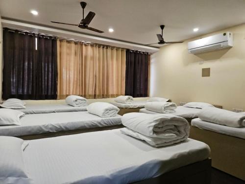 Kakarmatha的住宿－Hotel Padmini International- Sigra，一间房间,里面放着一堆床