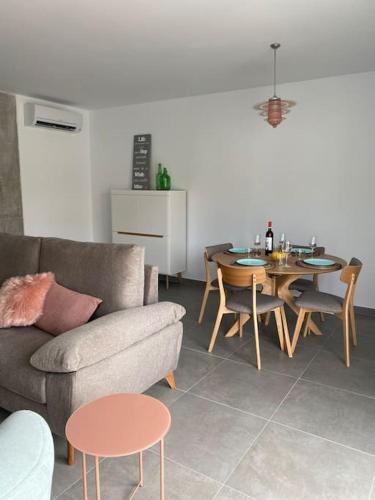 a living room with a couch and a table at Apartamento El Tassolet in Jalón