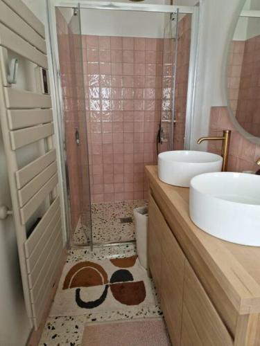 y baño con ducha, aseo y lavamanos. en Les Arènes, en Arles