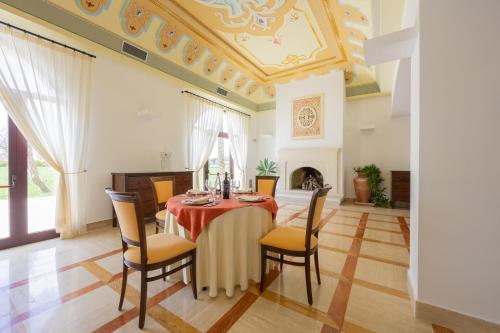 HOTIDAY Masseria Gallipoli في غالّيبولي: غرفة طعام مع طاولة وكراسي