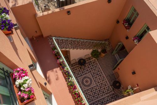 - une vue sur le balcon d'un immeuble fleuri dans l'établissement Sartori Concept Hotel, à Héraklion