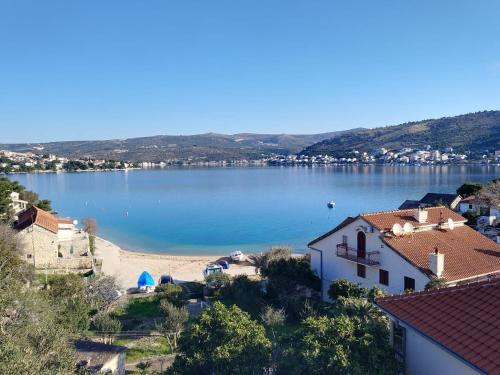 a view of a large body of water with a beach at Apartmani Radić Rg in Rogoznica