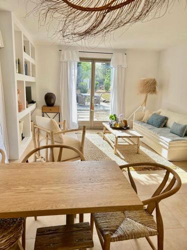 - un salon avec des tables, des chaises et un canapé dans l'établissement LE CABANON Valbonne, à Valbonne