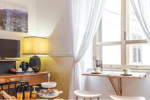 カーヴァ・デ・ティッレーニにあるB&B Borgo Anticoの窓、テーブル付きのキッチンが備わります。