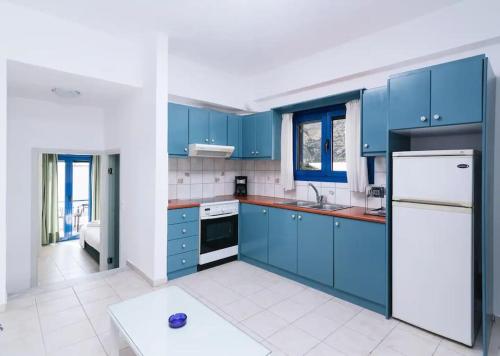 Una cocina o zona de cocina en Zorbas Apartments-Am Strand von Lentas