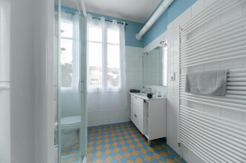 une salle de bain avec une douche, des toilettes et un lavabo dans l'établissement Residence Le Languedoc - Appartements design - Proche des parcs, à Vichy