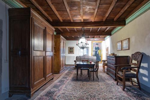 d'une salle à manger avec une table et des chaises et un plafond en bois. dans l'établissement Sillicagnana Castle Villa with Swimming Pool!, à San Romano