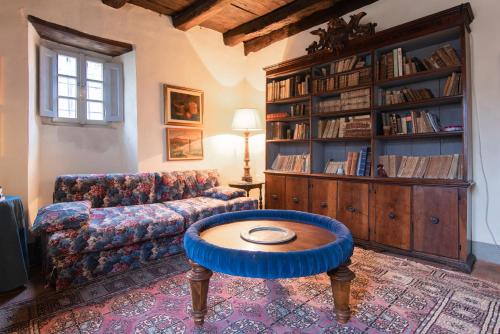 - un salon avec un canapé et une table dans l'établissement Sillicagnana Castle Villa with Swimming Pool!, à San Romano