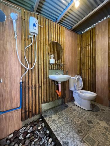 Koupelna v ubytování La Vie Adventure Trails