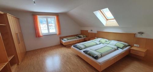 Schlafzimmer im Dachgeschoss mit 2 Betten und einem Dachfenster in der Unterkunft Landhaus Zitz in Ranten