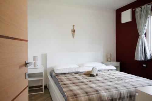 1 dormitorio con 1 cama grande en una habitación en CASA YARA - Dolomiti Affitti en Cavalese